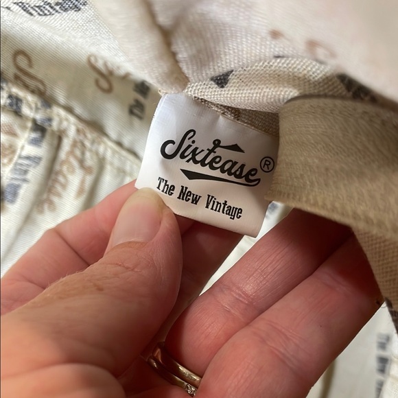 Sixtease Chic Cream and Black Tote with Key Accent - Picture 7 of 12